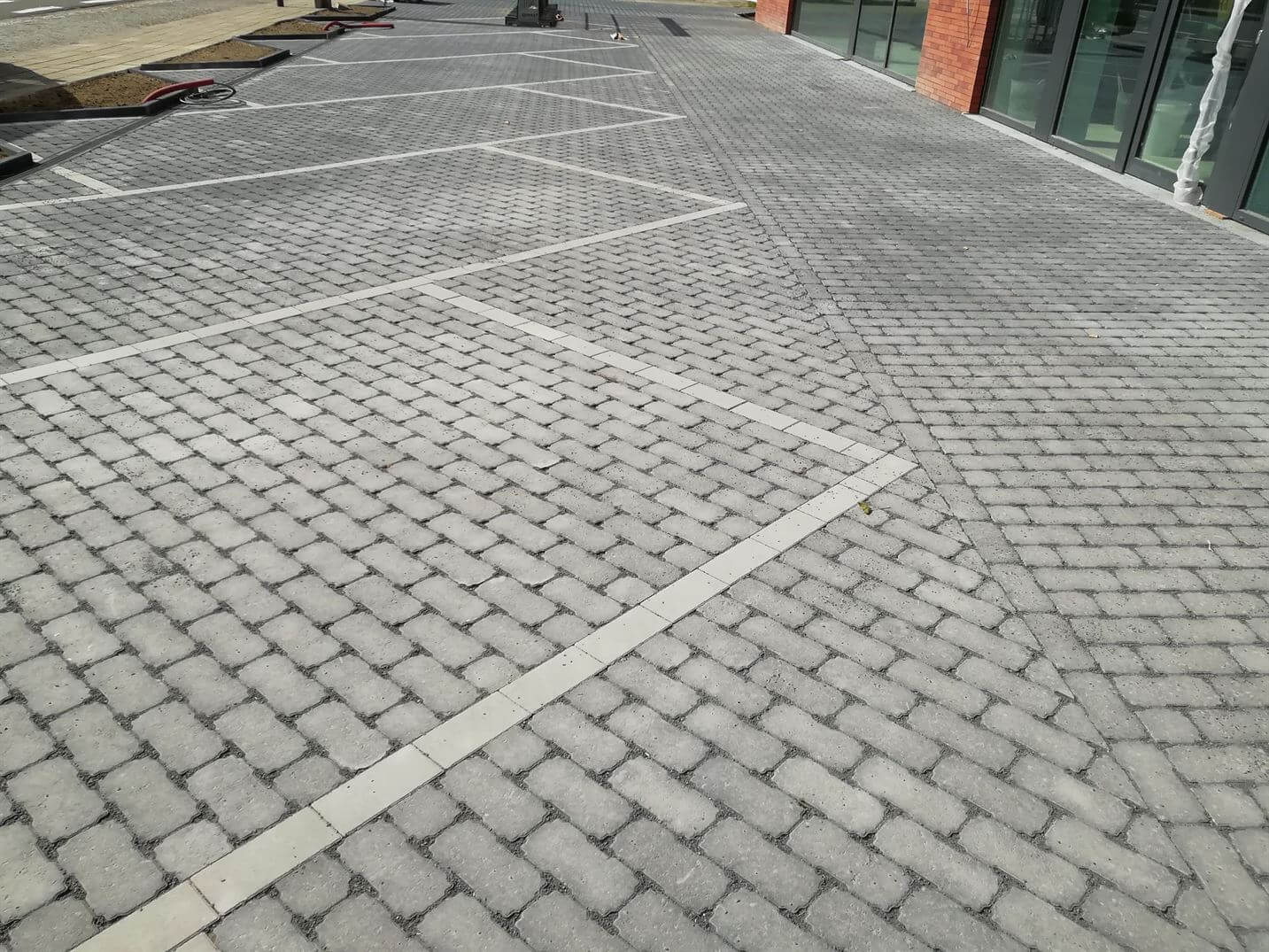aanleg parking met waterdoorlatende betonkeien